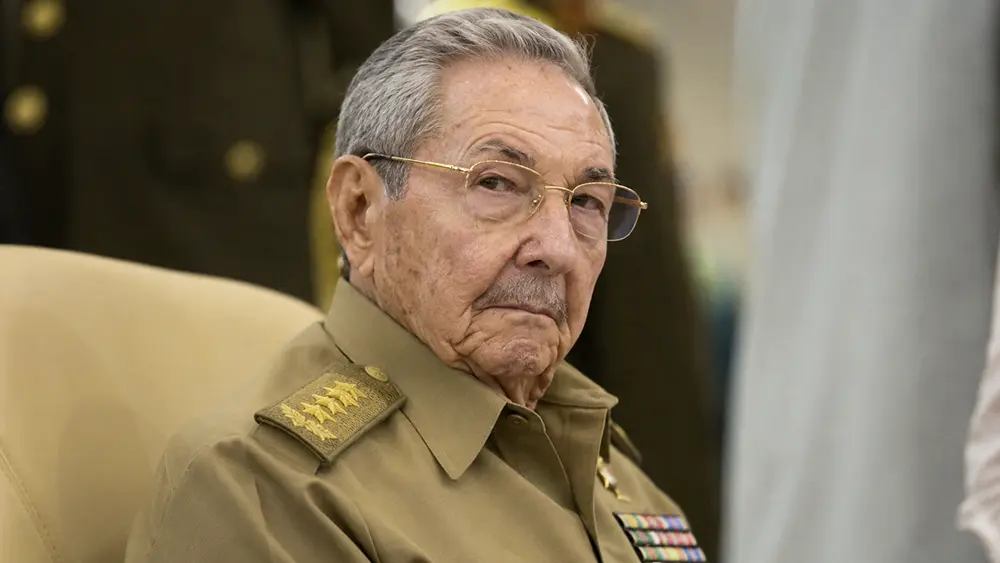 Raúl Castro en uniforme militar durante un acto oficial, relacionado con reportes sobre una posible acusación en Estados Unidos por el caso Hermanos al Rescate.