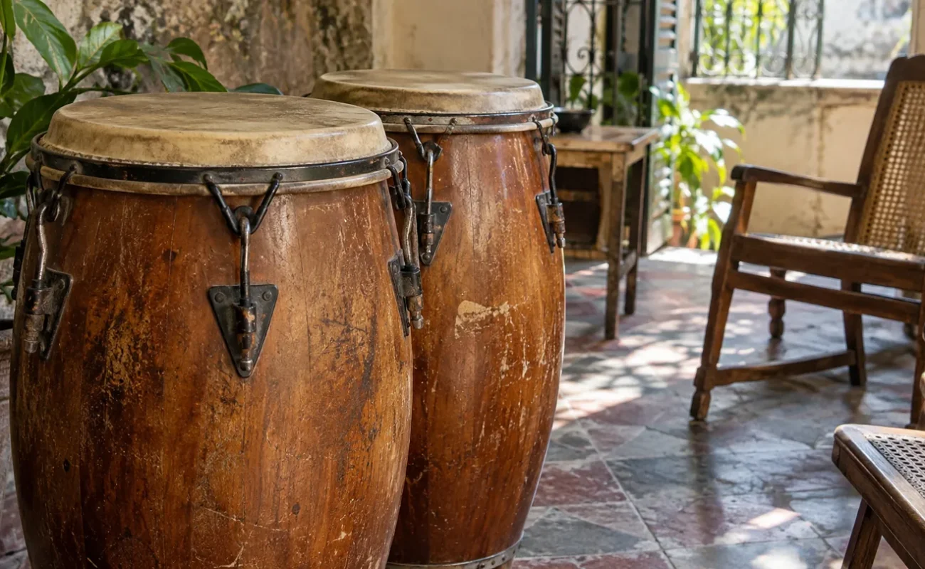 Dos tumbadoras de madera en un patio con sillas.